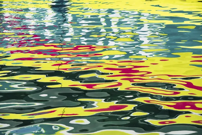 Gerahmter Druck : Farbige Reflexion im Wasser.