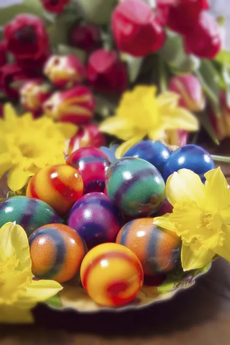 Gerahmter Druck : Farbige Ostereier und Blumen.