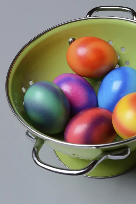 Gerahmter Druck : Farbige Eier in Schüssel, farbenfrohe Ostereier. Gerahmter Druck : Farbige Eier in Schüssel, farbenfrohe Ostereier.