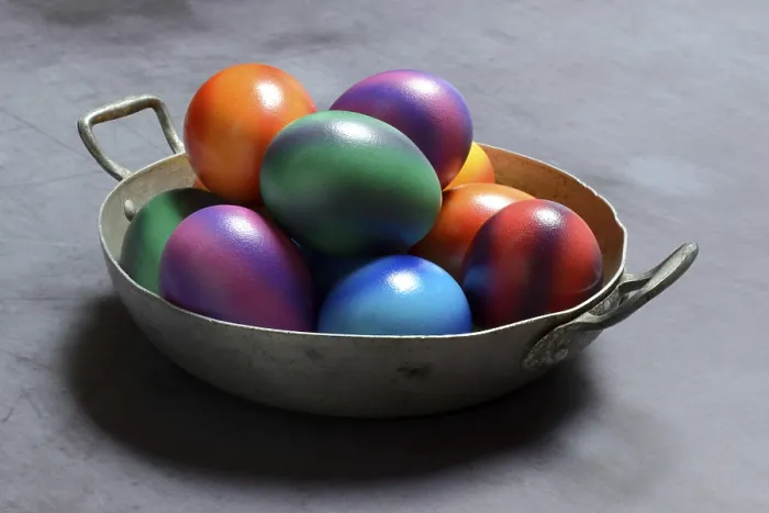 Gerahmter Druck : Farbige Eier in Schüssel, farbenfrohe Ostereier. Gerahmter Druck : Farbige Eier in Schüssel, farbenfrohe Ostereier.