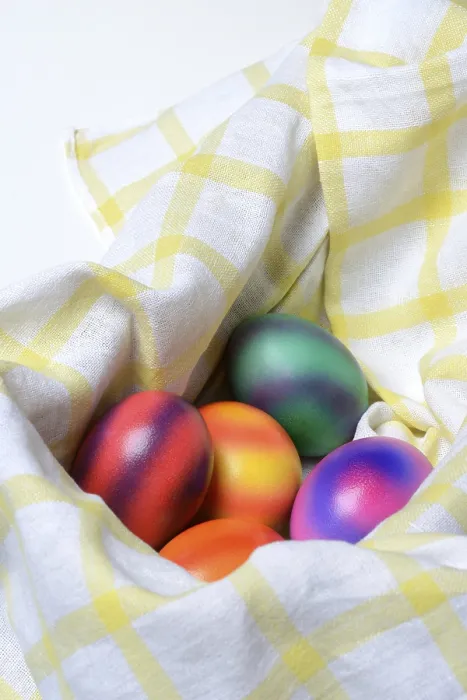 Gerahmter Druck : Farbige Eier in Stoff, farbenfrohe Ostereier. Gerahmter Druck : Farbige Eier in Stoff, farbenfrohe Ostereier.