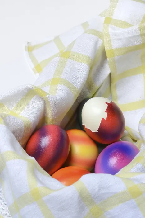 Gerahmter Druck : Farbige Eier in Stoff, farbenfrohe Ostereier. Gerahmter Druck : Farbige Eier in Stoff, farbenfrohe Ostereier.
