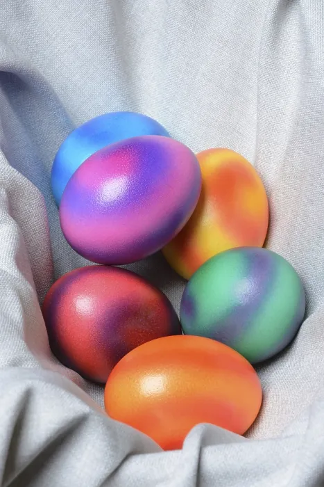 Gerahmter Druck : Farbige Eier in Tüchern, farbenfrohe Ostereier. Gerahmter Druck : Farbige Eier in Tüchern, farbenfrohe Ostereier.