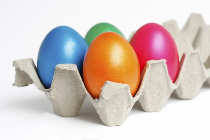 Gerahmter Druck : Farbige Eier, Ostereier, in einem Ei-Karton. Gerahmter Druck : Farbige Eier, Ostereier, in einem Ei-Karton.