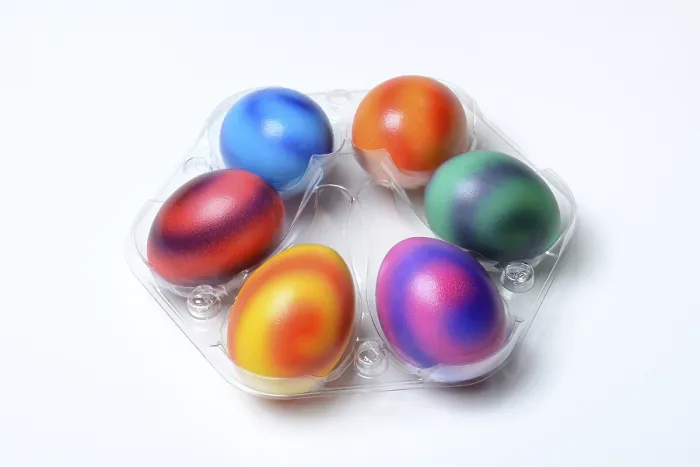 Gerahmter Druck : Farbige Eier in Plastikverpackung. Gerahmter Druck : Farbige Eier in Plastikverpackung.