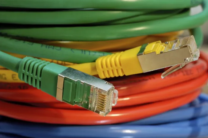 Gerahmter Druck : Farbige Netzwerkkabel für Computer. Gerahmter Druck : Farbige Netzwerkkabel für Computer.