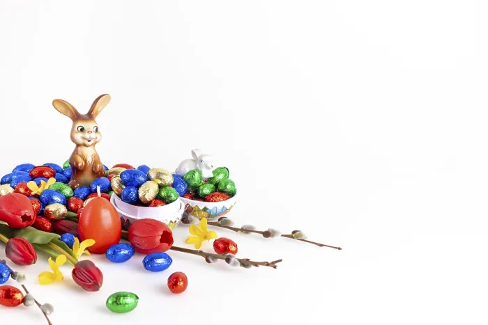 Gerahmter Druck : Farbenfrohes Arrangement mit Schokoladen-Oster-Eiern. Gerahmter Druck : Farbenfrohes Arrangement mit Schokoladen-Oster-Eiern.