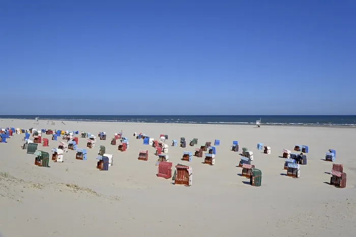 Gerahmter Druck : Farbige Strandstühle am Strand. Gerahmter Druck : Farbige Strandstühle am Strand.