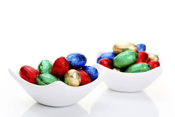 Gerahmter Druck : Farbenfrohe Schokoladen-Oster-Eier Gerahmter Druck : Farbenfrohe Schokoladen-Oster-Eier