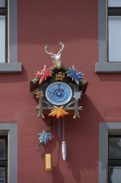 Gerahmter Druck : Farbenfroher Kuckucksuhr auf einem Haus. Gerahmter Druck : Farbenfroher Kuckucksuhr auf einem Haus.