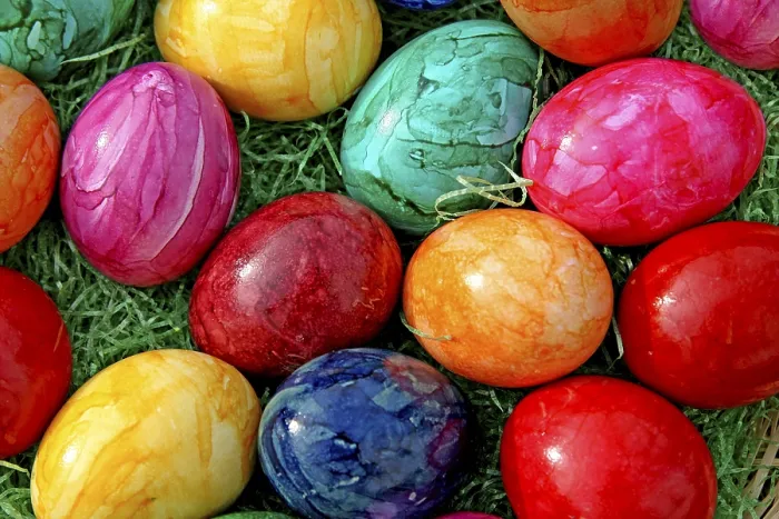 Gerahmter Druck : Farbenfrohe Ostereier, Gras, Ostern. Gerahmter Druck : Farbenfrohe Ostereier, Gras, Ostern.