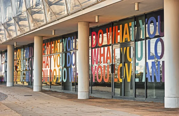 Gerahmter Druck : Farbige Buchstaben auf einer Fensterfront. Gerahmter Druck : Farbige Buchstaben auf einer Fensterfront.