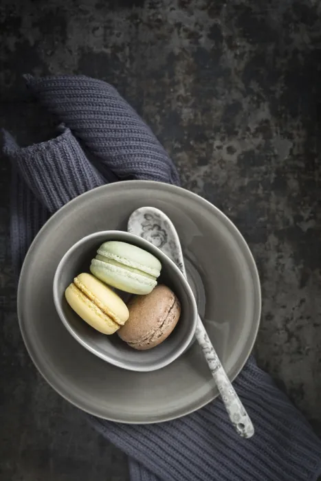 Gerahmter Druck : Farbige Macarons in einem kleinen Becher. Gerahmter Druck : Farbige Macarons in einem kleinen Becher.