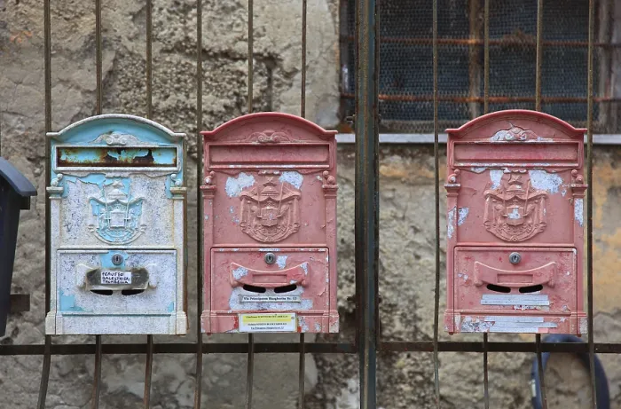 Gerahmter Druck : Farbige alte Briefkästen, Briefkasten. Gerahmter Druck : Farbige alte Briefkästen, Briefkasten.