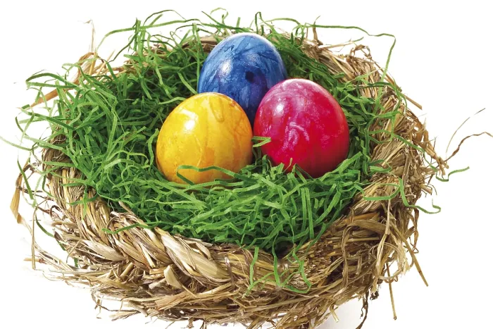 Gerahmter Druck : Farbenfroh bemalte Ostereier in einem Nest. Gerahmter Druck : Farbenfroh bemalte Ostereier in einem Nest.