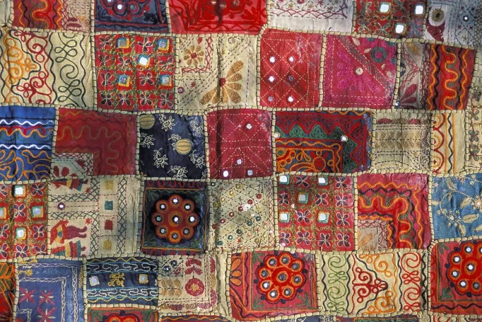 Gerahmter Druck : Farbvolles Patchworkteppich mit kleinen Spiegeln. Gerahmter Druck : Farbvolles Patchworkteppich mit kleinen Spiegeln.