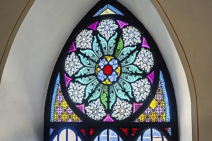 Gerahmter Druck : Farbige spitze Bogenfenster, St. Gerahmter Druck : Farbige spitze Bogenfenster, St.