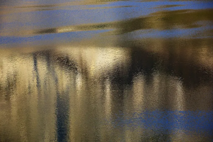 Gerahmter Druck : Farbige Reflexion auf einer Wasserfläche. Gerahmter Druck : Farbige Reflexion auf einer Wasserfläche.