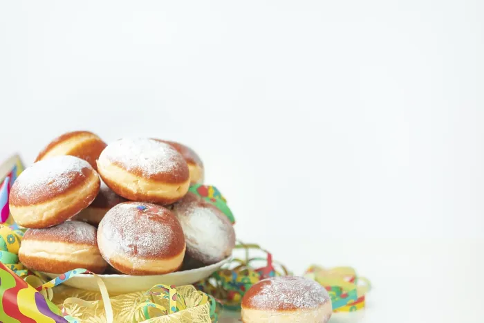 Gerahmter Druck : Farbige Bänder und Mohnkuchen Gerahmter Druck : Farbige Bänder und Mohnkuchen