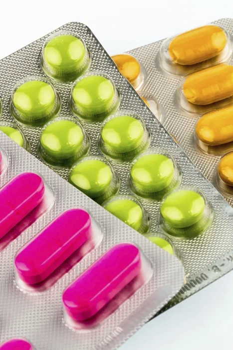 Gerahmter Druck : Farbige Tabletten in Blisterpackung. Gerahmter Druck : Farbige Tabletten in Blisterpackung.