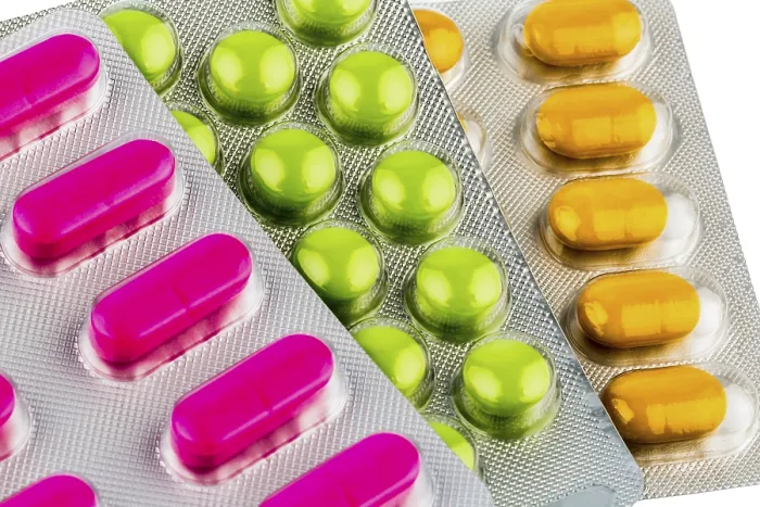 Gerahmter Druck : Farbige Tabletten in Blisterpackung. Gerahmter Druck : Farbige Tabletten in Blisterpackung.