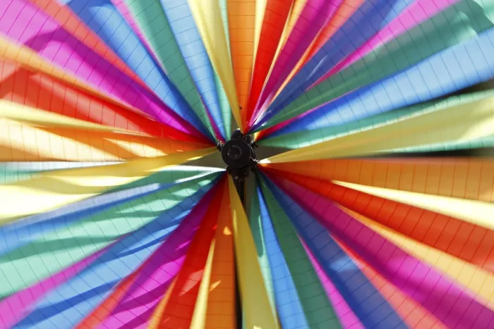 Gerahmter Druck : Farbige Windglocken. Gerahmter Druck : Farbige Windglocken.