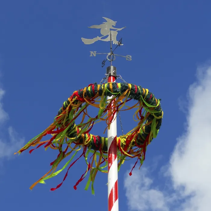 Gerahmter Druck : Ein farbenfroh geschmückter Maibaum. Gerahmter Druck : Ein farbenfroh geschmückter Maibaum.