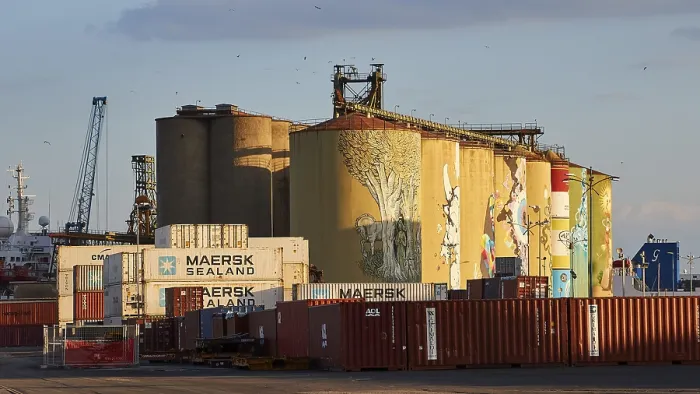Gerahmter Druck : Farbenfroh bemalte Silos, Container. Gerahmter Druck : Farbenfroh bemalte Silos, Container.