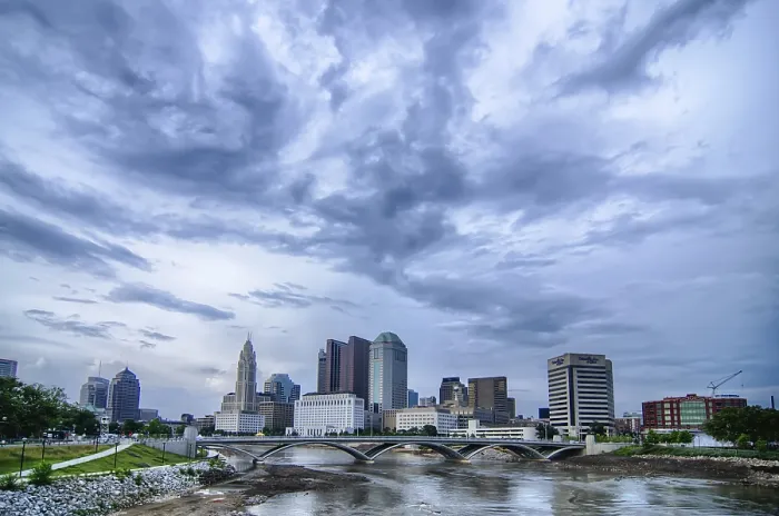 Gerahmter Druck : Columbus, Ohio-Skyline spiegelt sich im Scioto River. Gerahmter Druck : Columbus, Ohio-Skyline spiegelt sich im Scioto River.