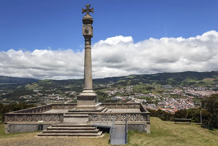 Gerahmter Druck : Säulenmonument auf Monte Brasil Gerahmter Druck : Säulenmonument auf Monte Brasil