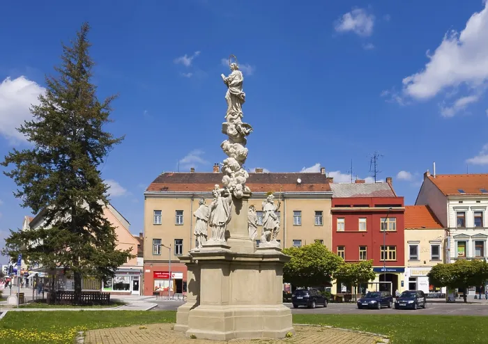 Gerahmter Druck : Säule mit einer Statue der Jungfrau Maria Gerahmter Druck : Säule mit einer Statue der Jungfrau Maria