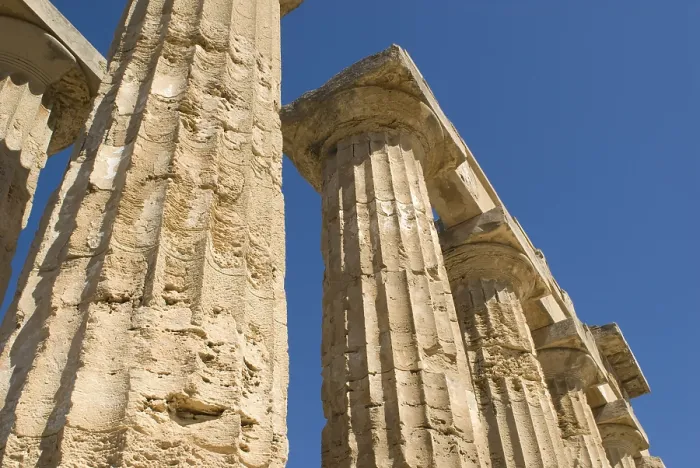 Gerahmter Druck : Säulen gegen einen blauen Himmel, Tempel E (Tempel der Hera) Gerahmter Druck : Säulen gegen einen blauen Himmel, Tempel E (Tempel der Hera)