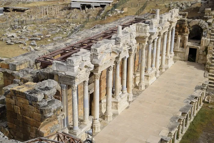 Gerahmter Druck : Säulen auf der Bühne des Amphitheaters. Gerahmter Druck : Säulen auf der Bühne des Amphitheaters.