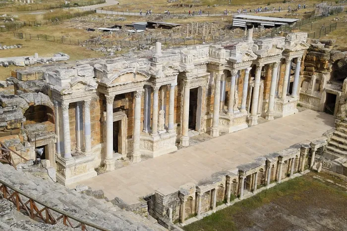 Gerahmter Druck : Säulen auf der Bühne des Amphitheaters. Gerahmter Druck : Säulen auf der Bühne des Amphitheaters.