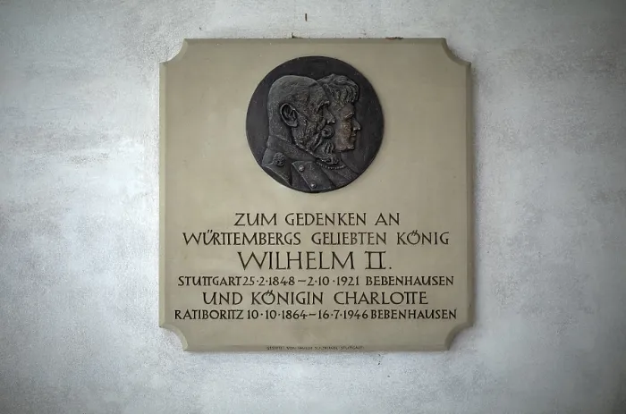 Gerahmter Druck : Gedenktafel an Burgmauer. Gerahmter Druck : Gedenktafel an Burgmauer.