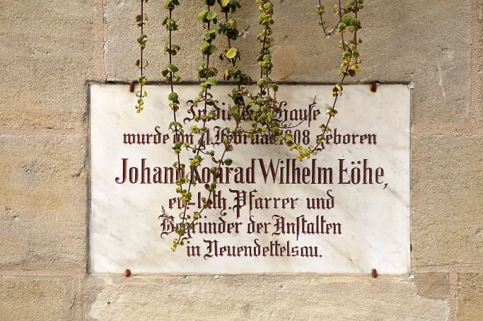 Gerahmter Druck : Gedenktafel an einer Fassade Gerahmter Druck : Gedenktafel an einer Fassade