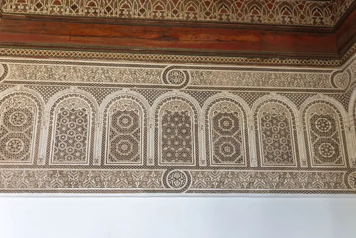 Gerahmter Druck : Komplexe arabisierende Muster schmücken eine Wand in traditioneller Art. Gerahmter Druck : Komplexe arabisierende Muster schmücken eine Wand in traditioneller Art.