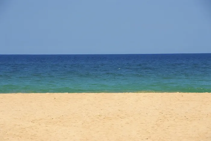 Gerahmter Druck : Drei Komponenten, Sandstrand, Meer. Gerahmter Druck : Drei Komponenten, Sandstrand, Meer.