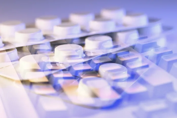 Gerahmter Druck : Kombination aus Tabletten und Computer-Tastatur. Gerahmter Druck : Kombination aus Tabletten und Computer-Tastatur.