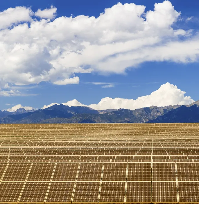 Gerahmter Druck : Kombination aus Solarpaneel-Stromerzeugung mit Bergen. Gerahmter Druck : Kombination aus Solarpaneel-Stromerzeugung mit Bergen.
