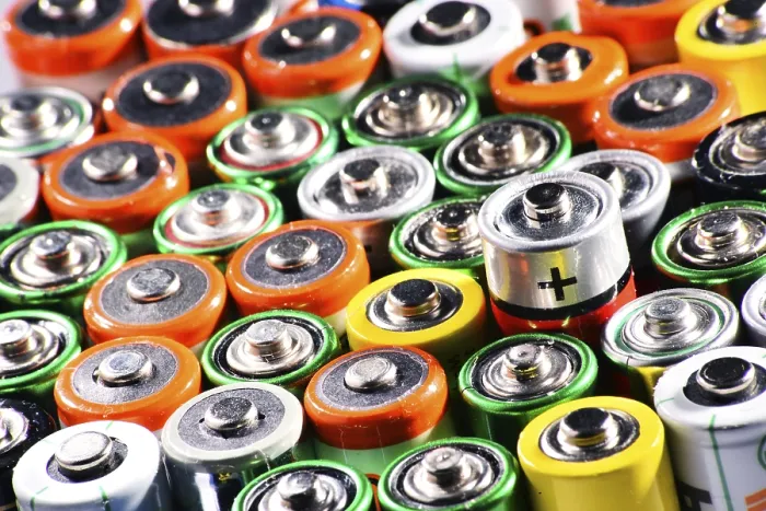 Gerahmter Druck : Komposition mit alkalischen Batterien. Gerahmter Druck : Komposition mit alkalischen Batterien.