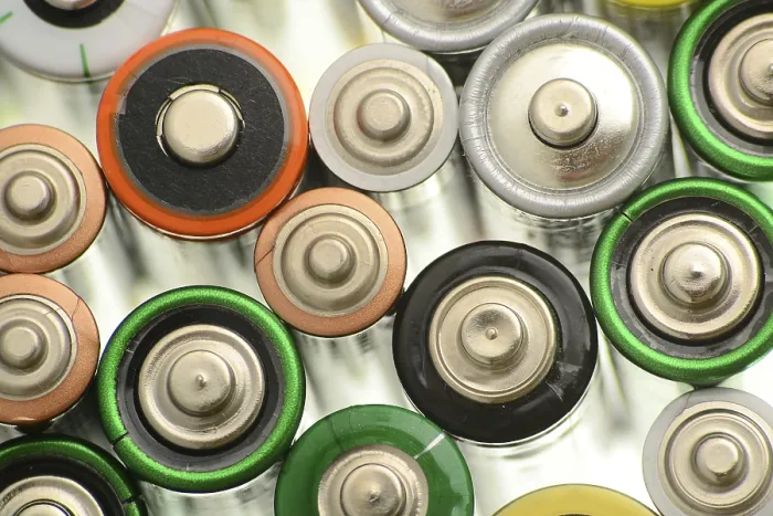 Gerahmter Druck : Komposition mit alkalischen Batterien. Gerahmter Druck : Komposition mit alkalischen Batterien.