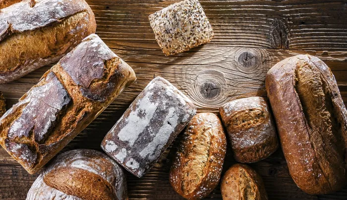 Gerahmter Druck : Komposition mit assorted Bäckereiprodukten auf Holztisch. Gerahmter Druck : Komposition mit assorted Bäckereiprodukten auf Holztisch.