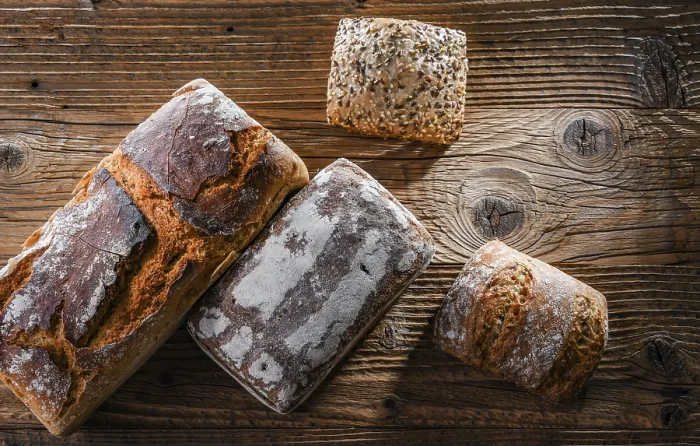 Gerahmter Druck : Komposition mit assorted Bäckereiprodukten auf Holztisch. Gerahmter Druck : Komposition mit assorted Bäckereiprodukten auf Holztisch.