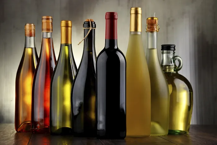 Gerahmter Druck : Komposition mit verschiedenen Flaschen Wein. Gerahmter Druck : Komposition mit verschiedenen Flaschen Wein.