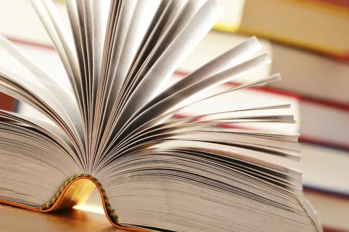 Gerahmter Druck : Komposition mit Buch auf dem Tisch. Gerahmter Druck : Komposition mit Buch auf dem Tisch.