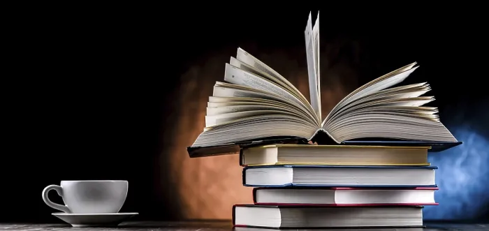 Gerahmter Druck : Eine Komposition mit Büchern und einem Kaffeebecher. Gerahmter Druck : Eine Komposition mit Büchern und einem Kaffeebecher.