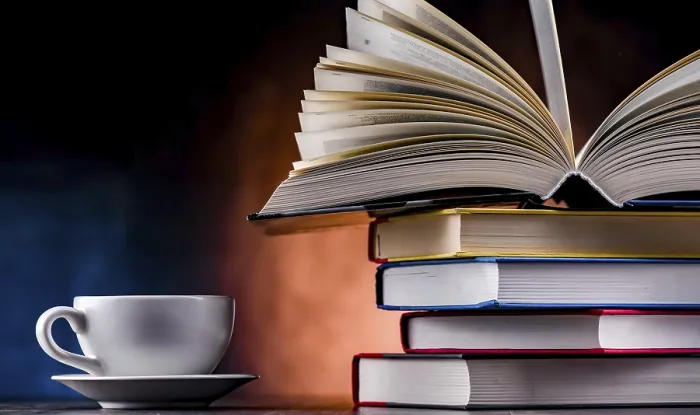 Gerahmter Druck : Eine Komposition mit Büchern und einem Tassen Kaffee. Gerahmter Druck : Eine Komposition mit Büchern und einem Tassen Kaffee.