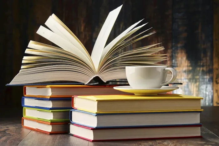 Gerahmter Druck : Komposition mit Büchern und Tasse Kaffee Gerahmter Druck : Komposition mit Büchern und Tasse Kaffee