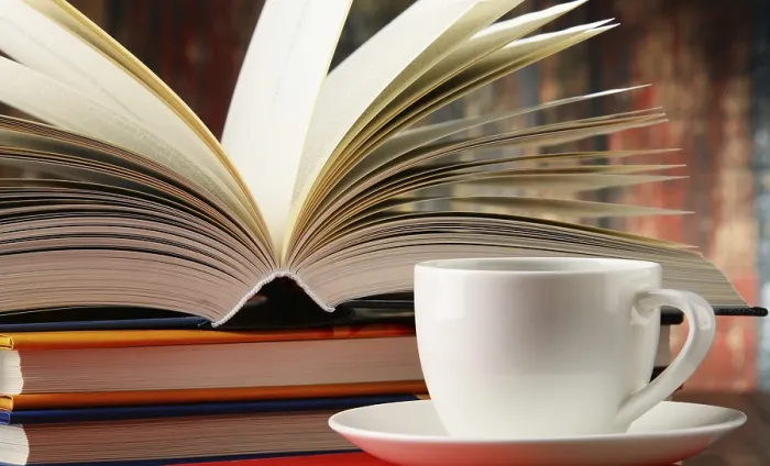 Gerahmter Druck : Komposition mit Büchern und Tasse Kaffee. Gerahmter Druck : Komposition mit Büchern und Tasse Kaffee.